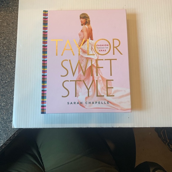 Taylor Swift Style Book - Picture 3 of 6